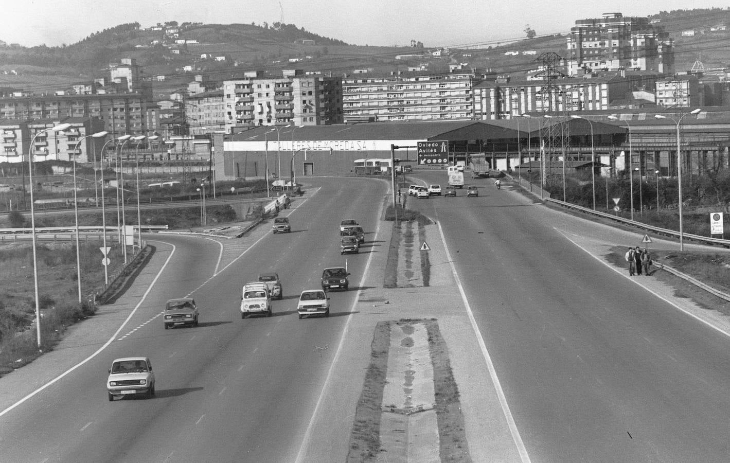 Peatones y coches conviven antes del desvío a la ‘Y’, primer tramo de lo que hoy es la A-8, aunque el trazado costero, no se planteó hasta años más tarde.