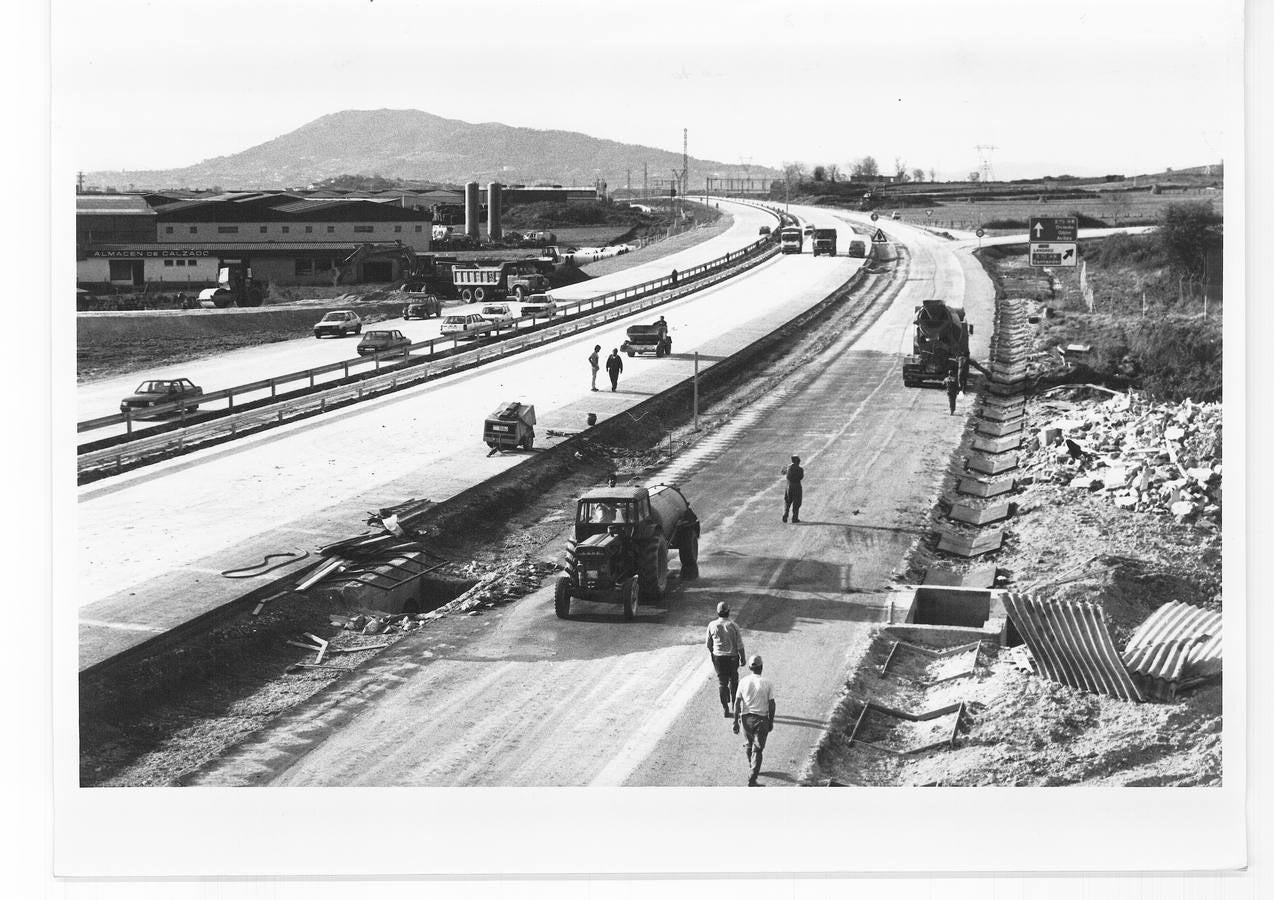 Obras de construcción en la autovía del Cantábrico, A-8, en el tramo San Miguel de la Barreda-Paredes. 1992.