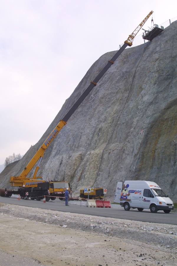 Obras del desmonte de San Antolín, la zona del tramo Llanes-Llovio abierta dos años más tarde debido a la inestabilidad del terreno.