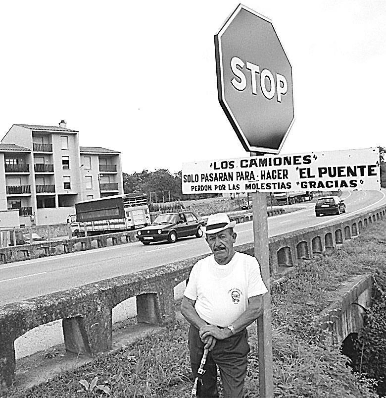 Vecinos de Faces, en Lieres, protestaban por la previsión del trazado. 1997.