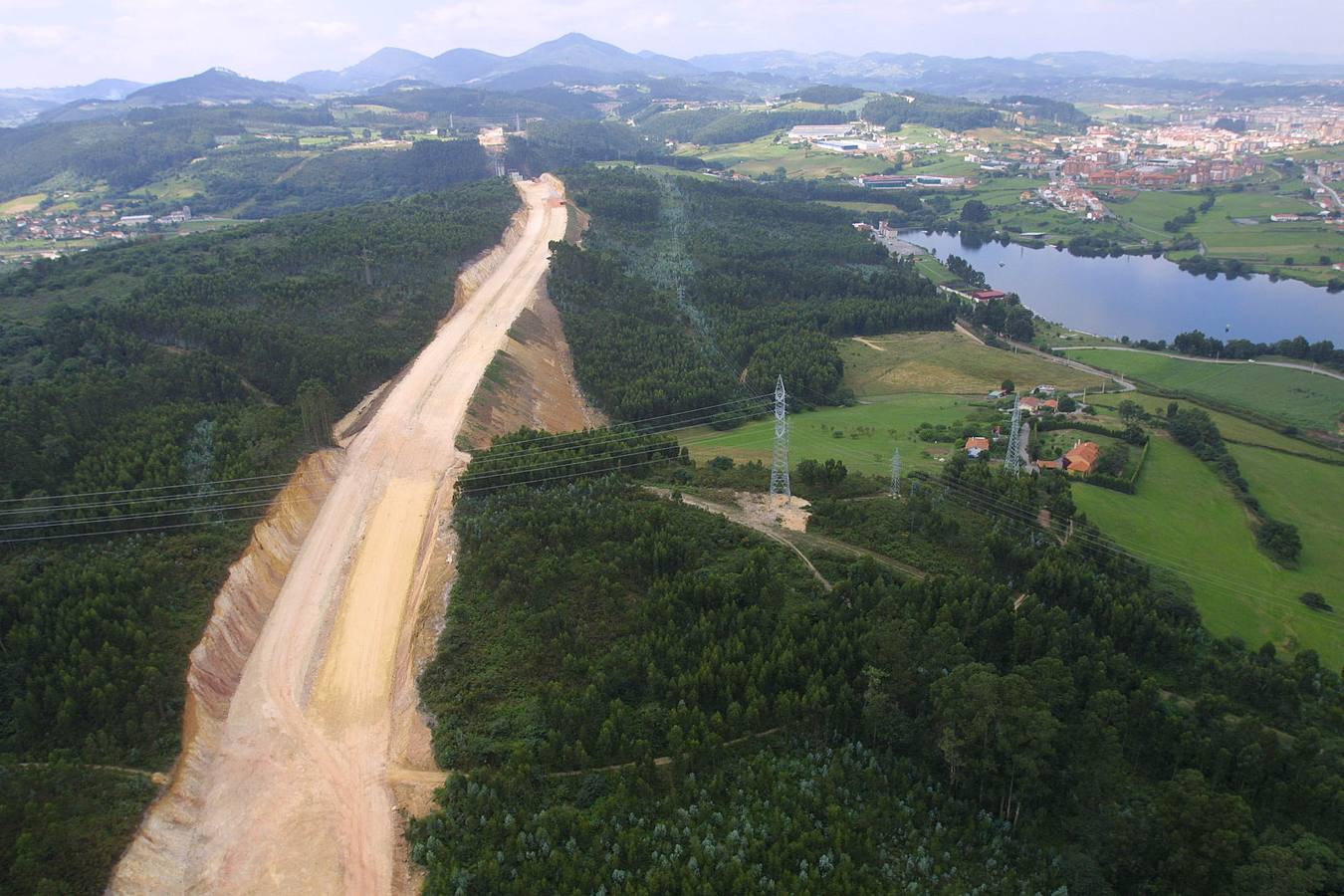 Obras del tramo Vegarrozadas-Soto del Barco de la autovía del Cantábrico.