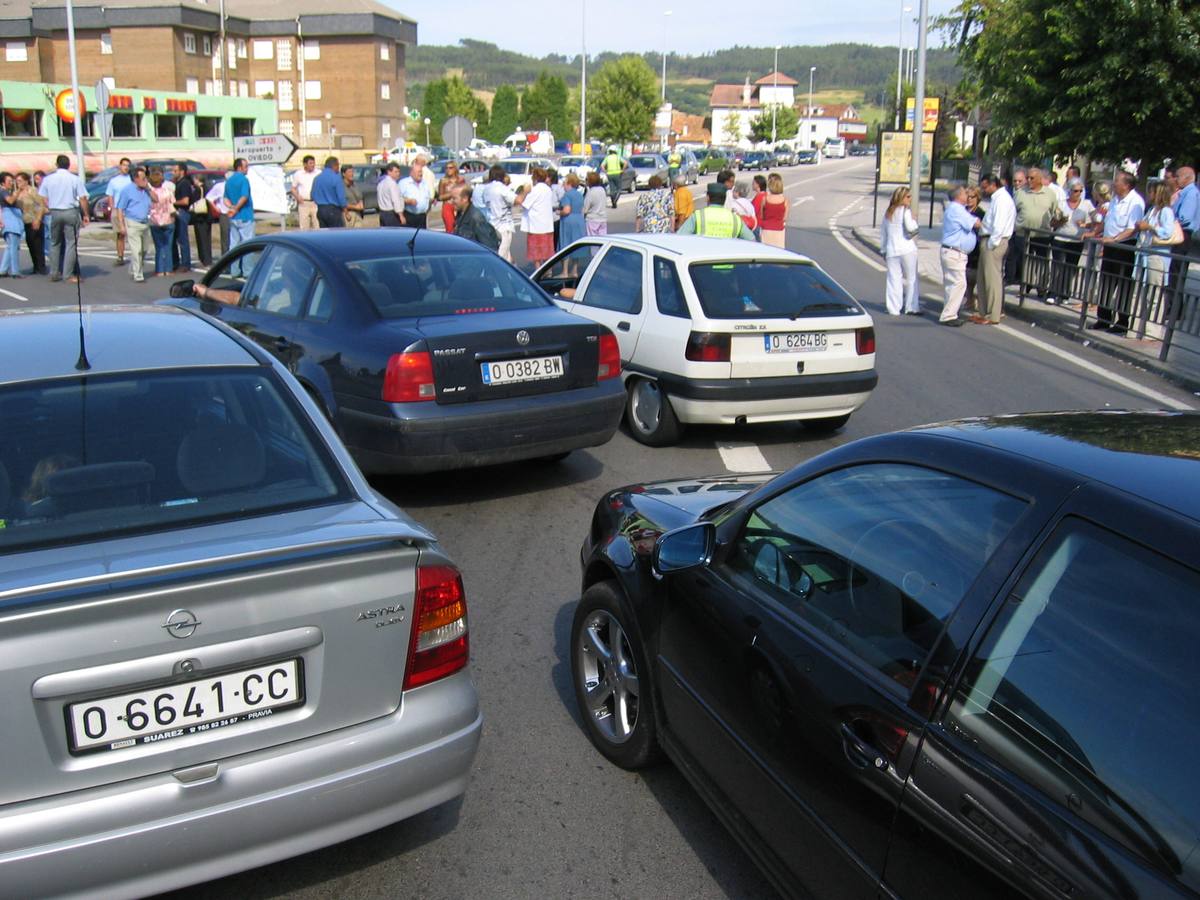 Vecinos de la zona se manifiestan cortando el tráfico en el cruce de la carretera N-632 en protesta por la paralización o retrasos en el tramo Vegarrozadas-Soto del BArco de la autovía del Cantábrico.