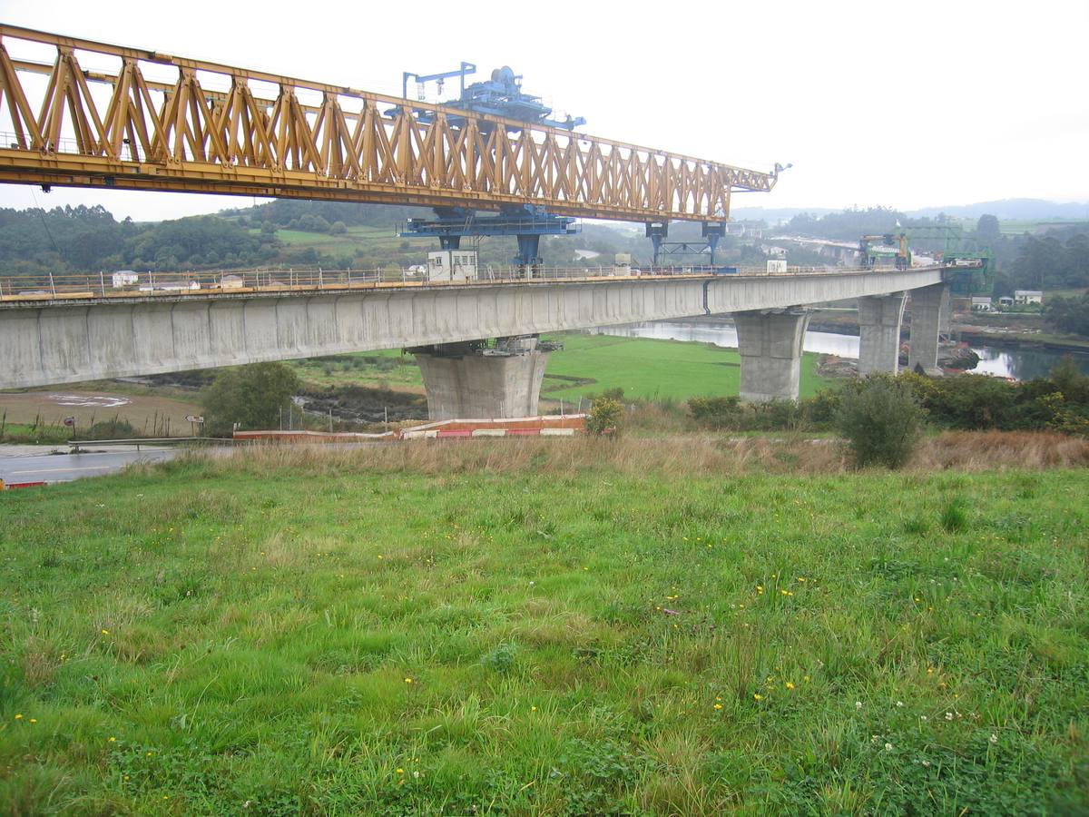 Obras de construcción de la variante de Navia, en la autovía del Cantábrico. 2005.