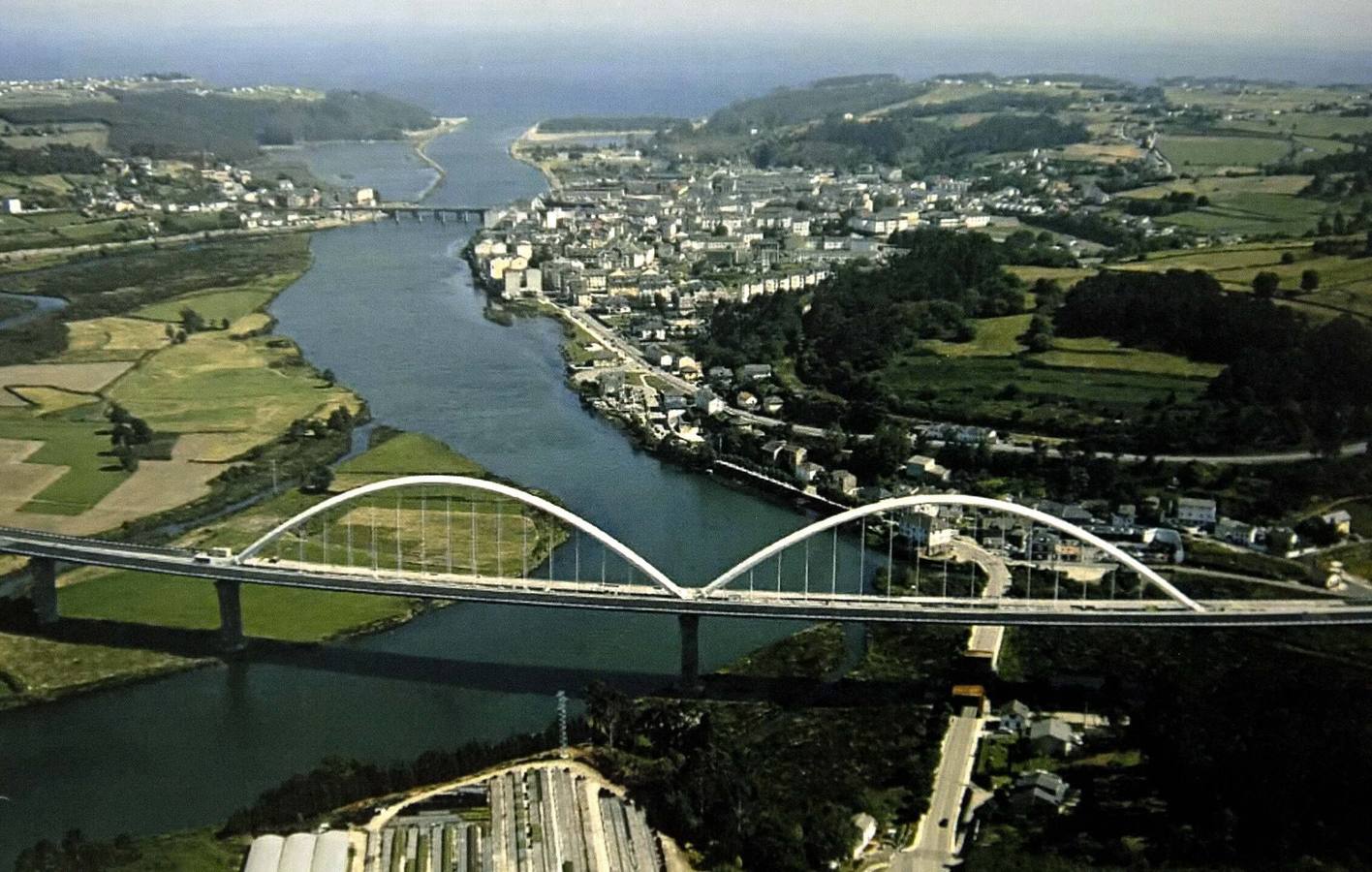 Viaducto de los ríos Anleo y Navia, de la variante de Navia, ya abierto al tráfico