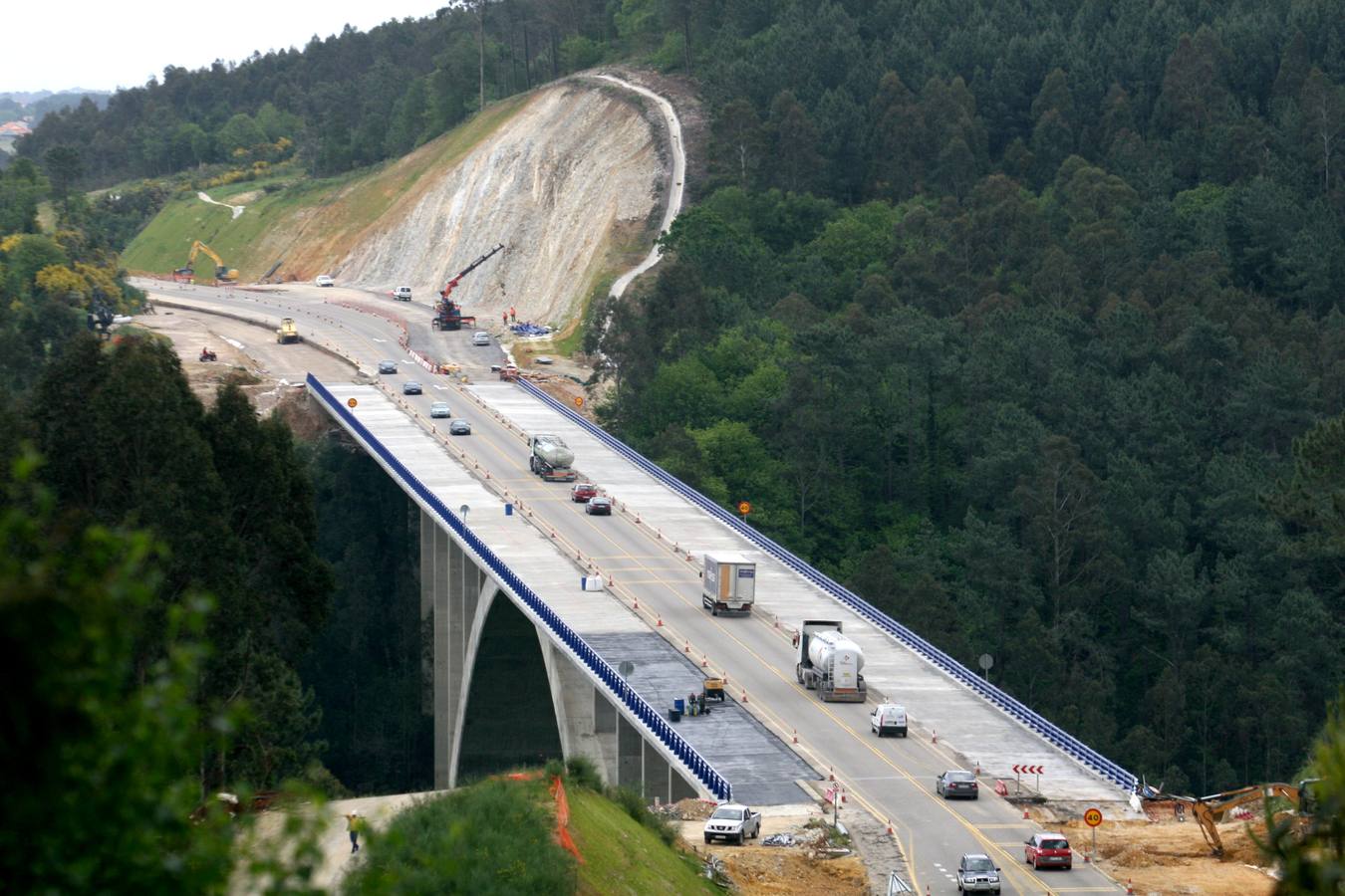 Obras de desdoblamiento del viaducto Pintor Fierros, en el tramo Ballota-Cadavedo, de la autovía del Cantábrico.
