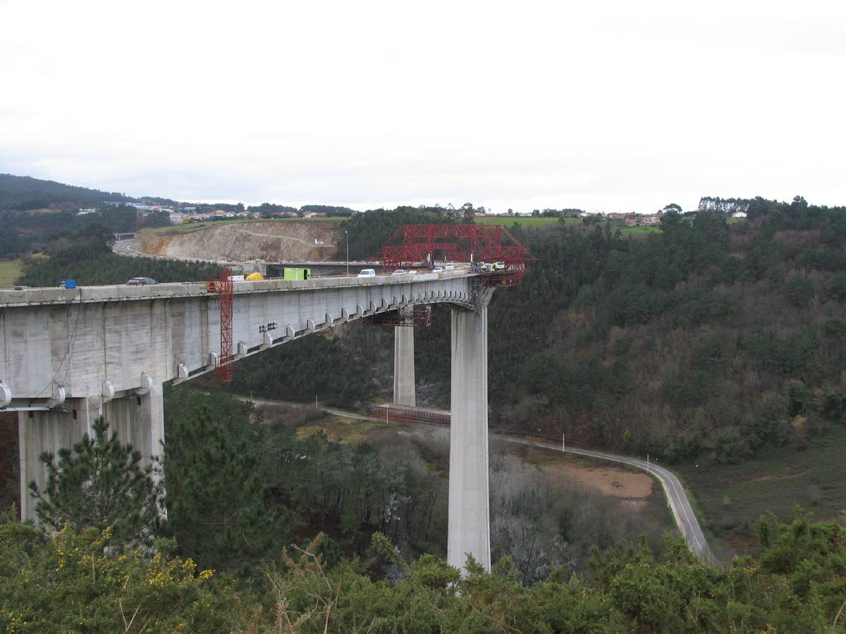 Obras de desdoblamiento del viaducto de San Pedro de la Ribera, sobre el río Esqueiro, en Cudillero, en el tramo Las Dueñas-Novellana de la autovía del Cantábrico. / 2009