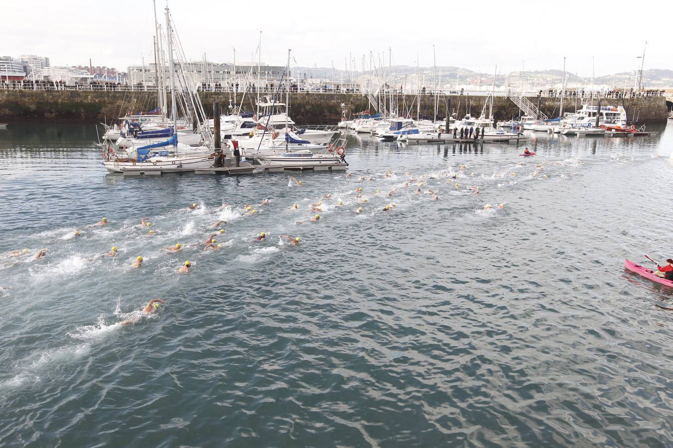 La Copa de Navidad de Gijón reúne a 250 nadadores