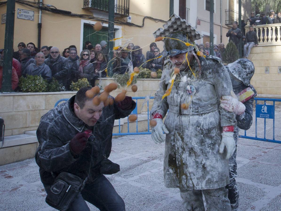 Una guerra de harina, huevo y petardos