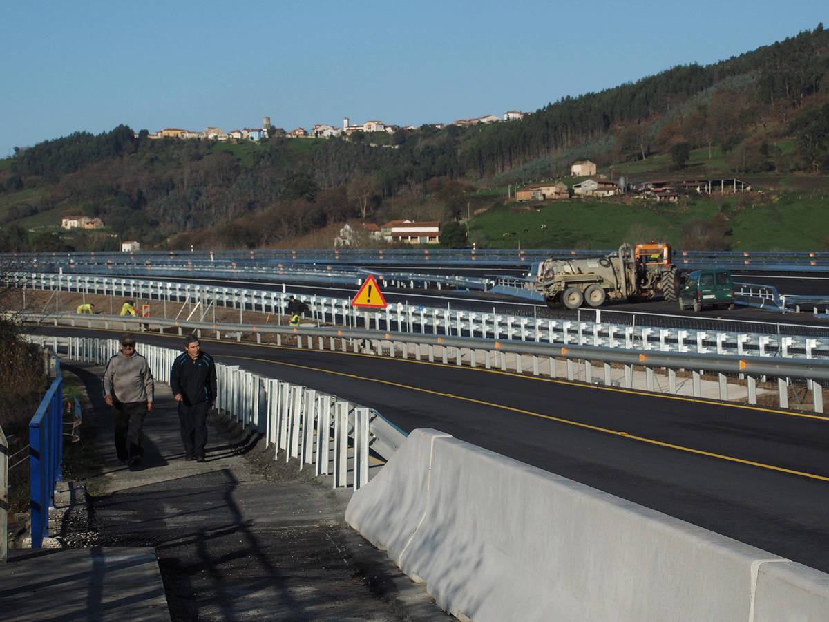 Últimos preparativos antes de la inauguración del tramo Unquera -La Franca