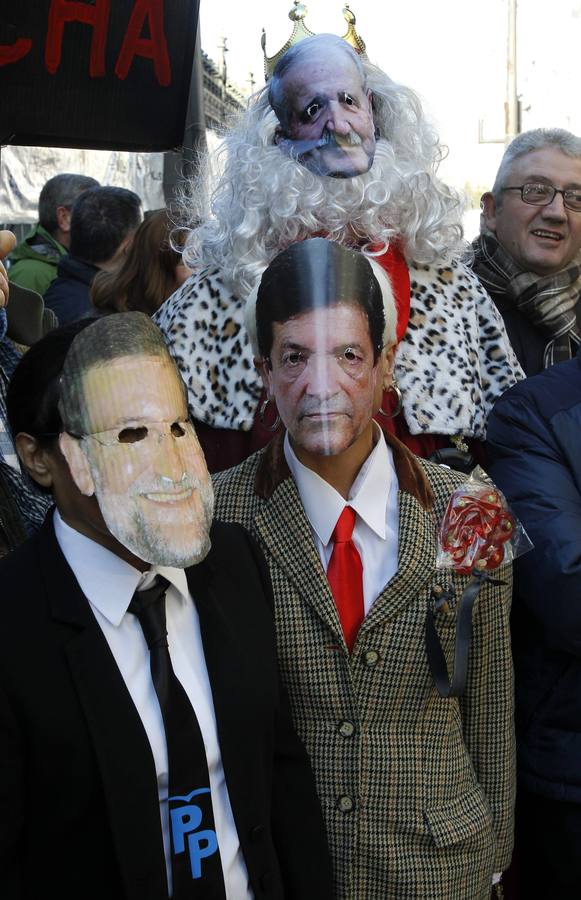 La asamblea de trabajadores en lucha lleva los regalos de Reyes a la Junta