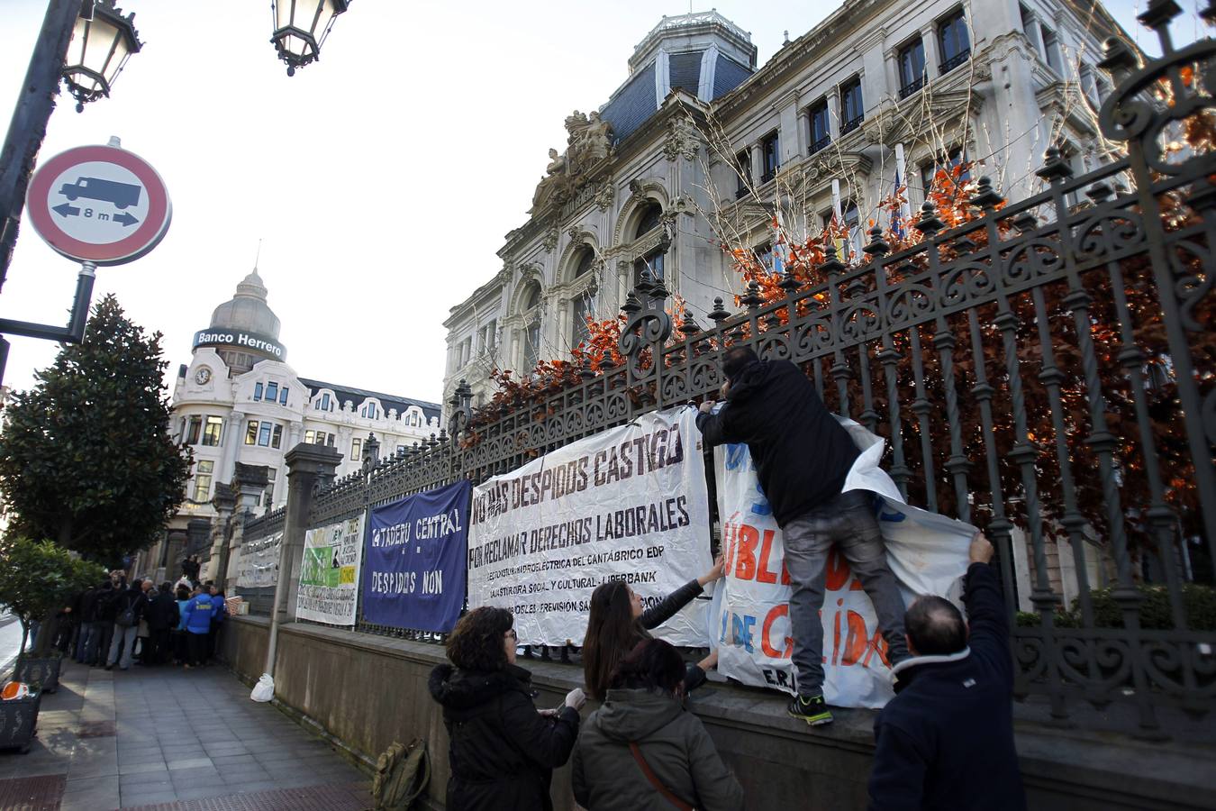 La asamblea de trabajadores en lucha lleva los regalos de Reyes a la Junta