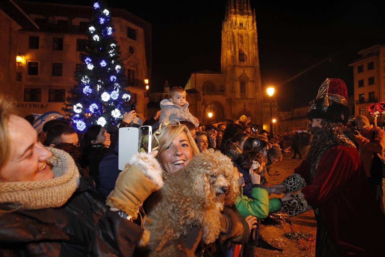 Los Reyes Magos llevan la ilusión a las calles de Oviedo