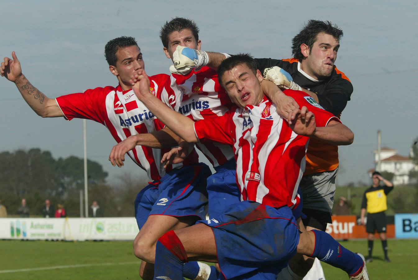 Vázquez, Rojas y Jairo disputan un balón con el portero durante un Sporting B-Mosconia. 16/01/2005