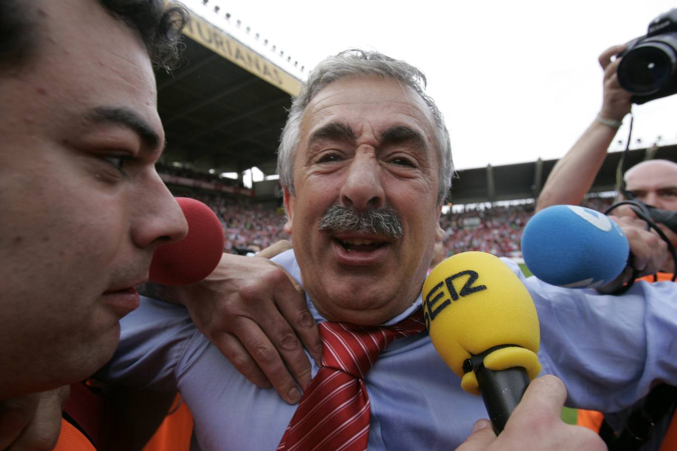 Manuel Preciado, entrenador del Sporting, rodeado de periodistas tras lograr ek ascenso a primera con el Sporting. 15/06/2008