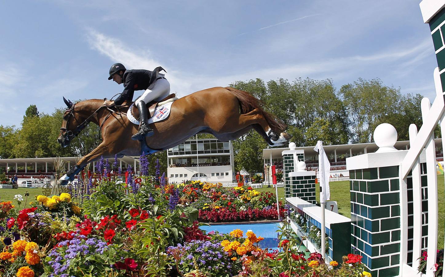 El británico Daniel Neilson salta la ría con su caballo en la Copa de Naciones disputada en el Concurso de Saltos Internacional Oficial de Gijón, CSIO. 01/09/2012