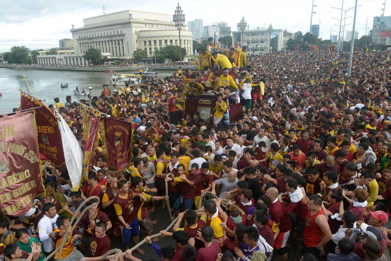 Pasión por la cruz en la ciudad de Manila