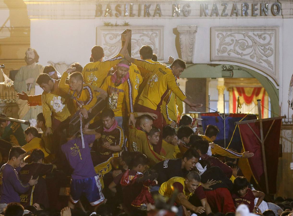 Pasión por la cruz en la ciudad de Manila