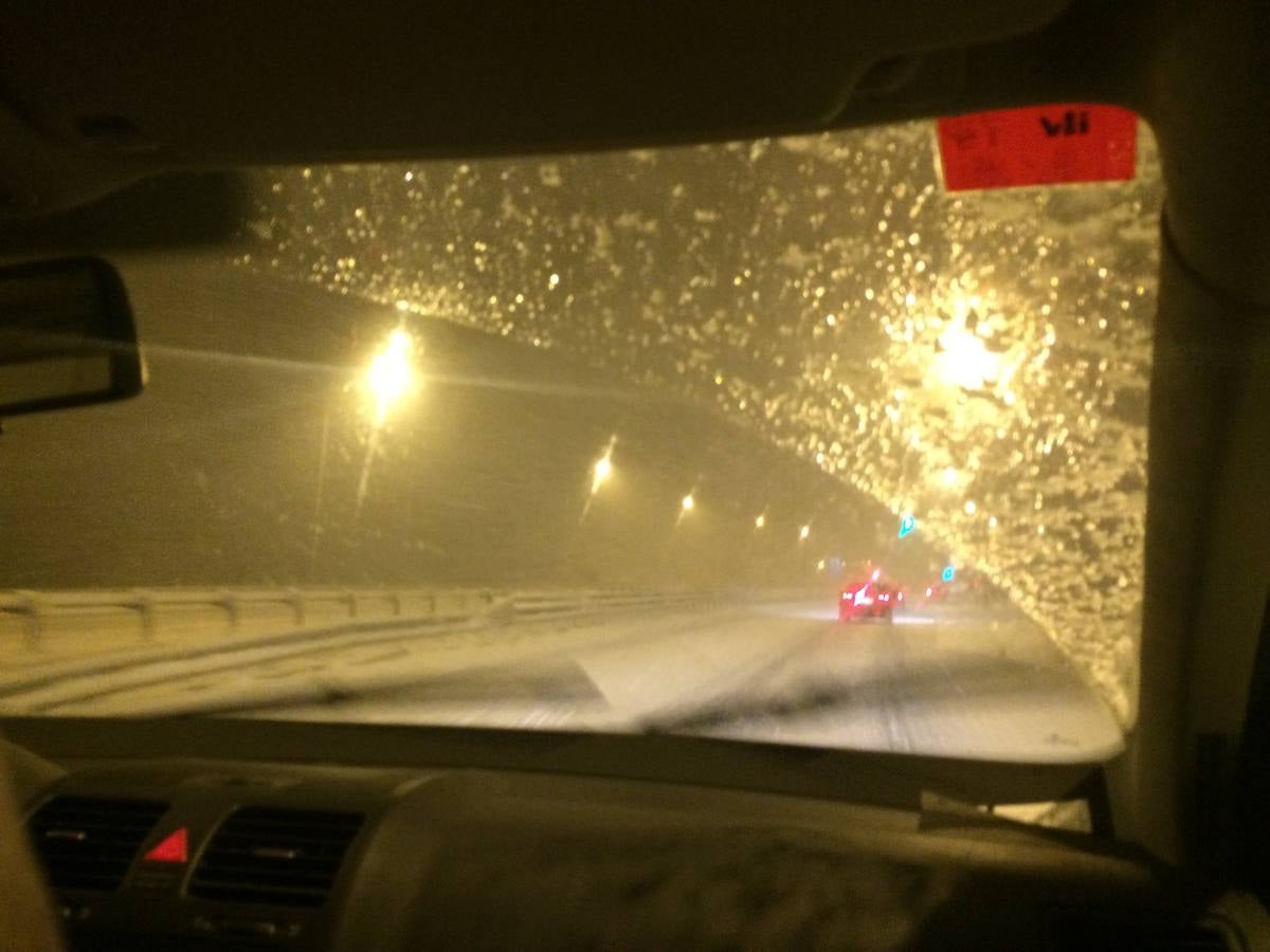 Imagen tomada desde un coche en plena nevada en la autopista del Huerna.