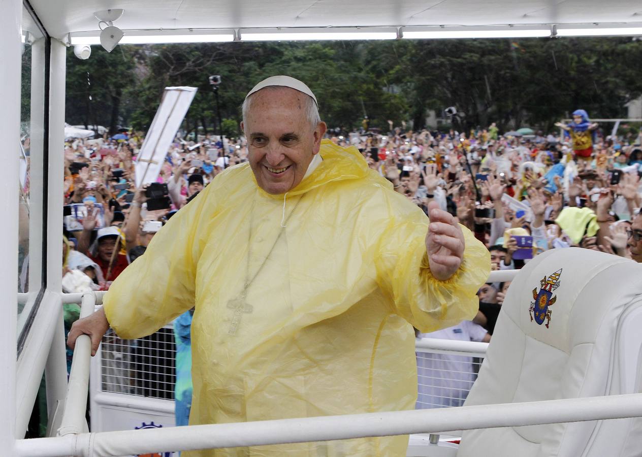 El portavoz vaticano, Federico Lombardi, ha explicado que si estos datos son correctos, la ceremonia de hoy en Manila se puede considerar el evento más numeroso de la historia de los viajes de los papas.