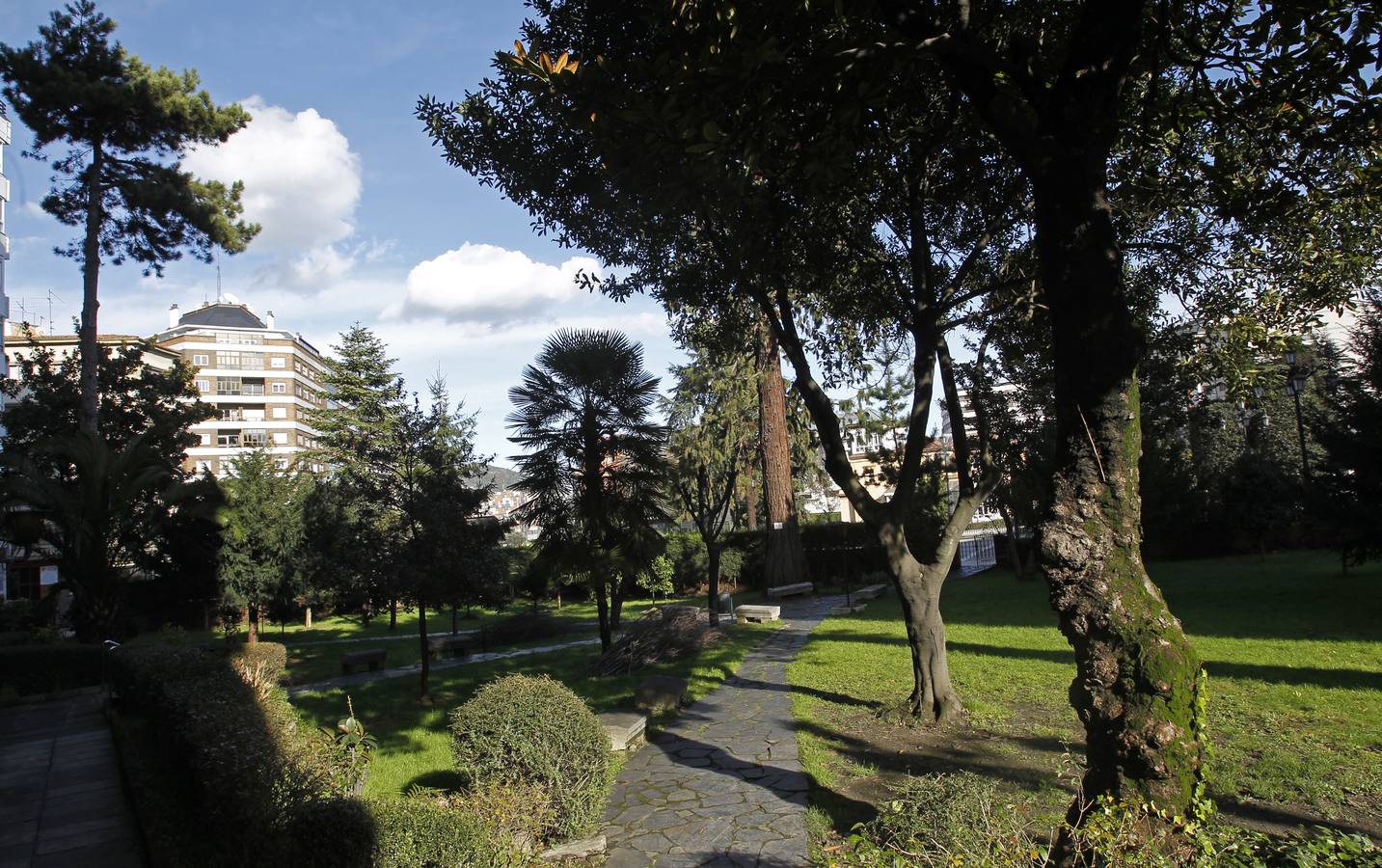 Antes de casa. En la esquina de la avenida de Galicia y Real Oviedo se encuentra este coqueto jardín, delante de un edificio de viviendas.