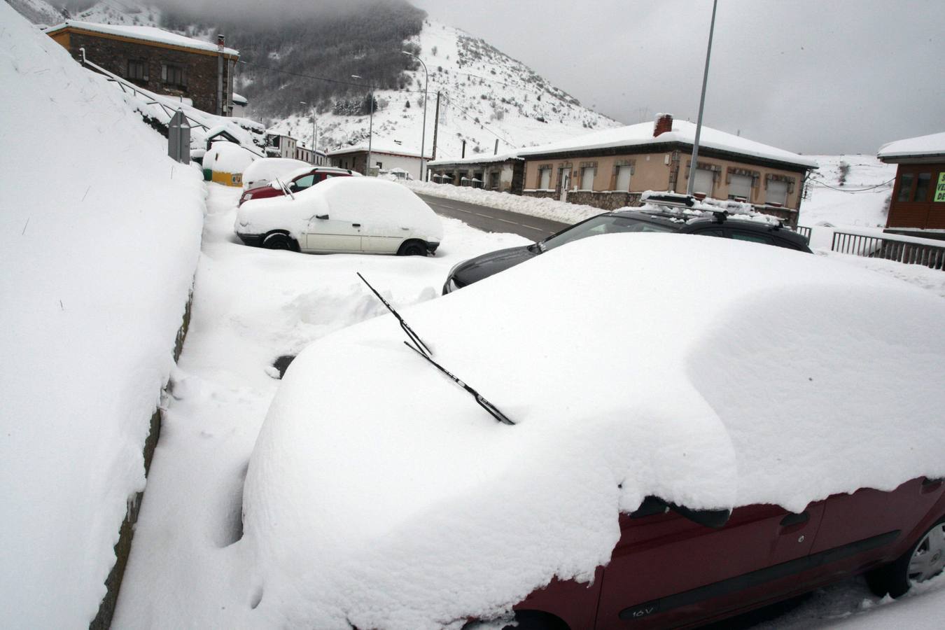 La nieve cubre Pajares