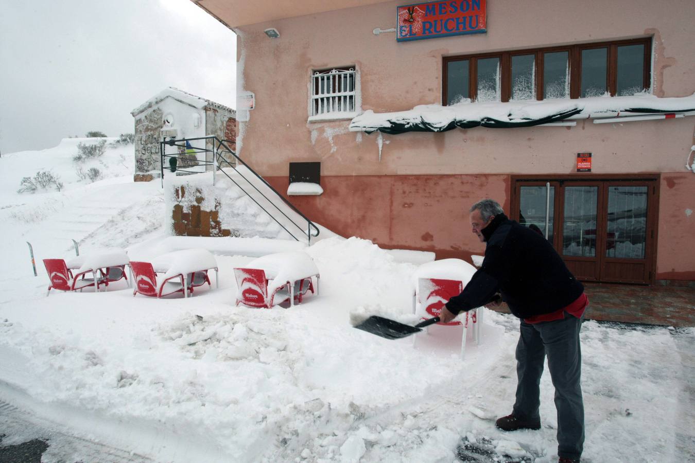 La nieve cubre Pajares