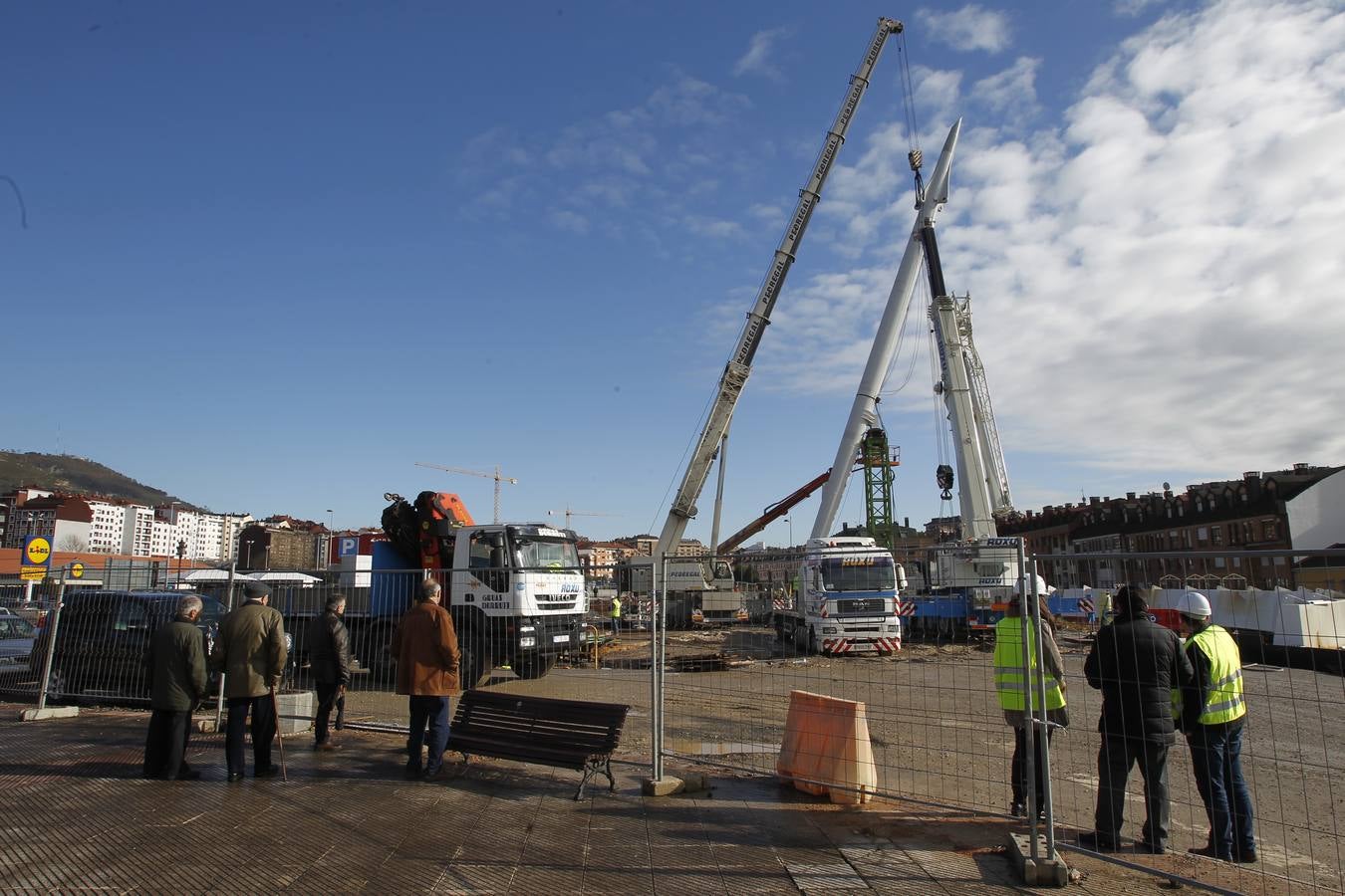 Colocan el mástil de la pasarela que unirá La Floridad y el parque del Oeste