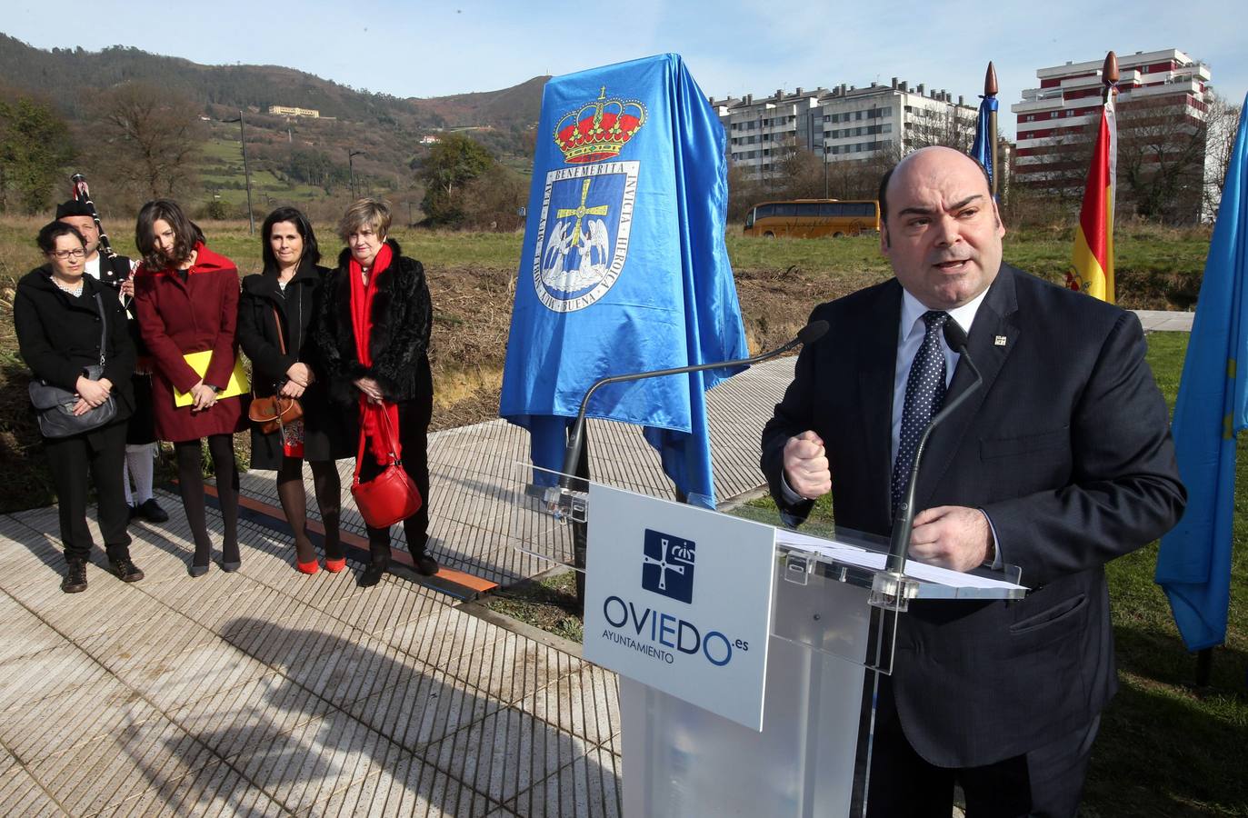 En el acto estuvieron el alcalde de Oviedo, Agustín Iglesias Caunedo; la viuda del periodista, Aurora Álvarez; y sus tres hijas, María José, Eva y Elena.