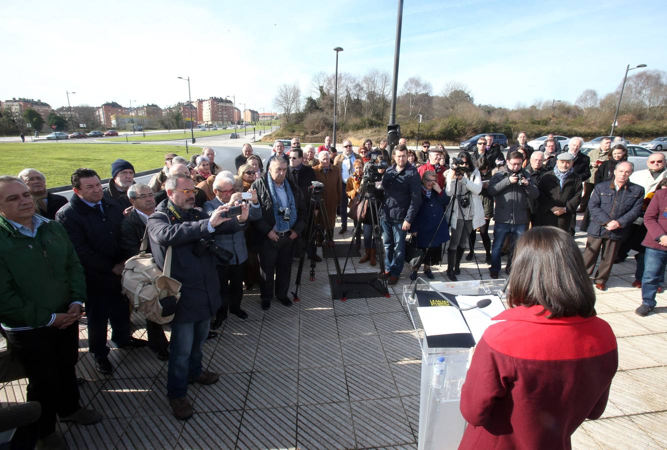 En el acto estuvieron el alcalde de Oviedo, Agustín Iglesias Caunedo; la viuda del periodista, Aurora Álvarez; y sus tres hijas, María José, Eva y Elena.