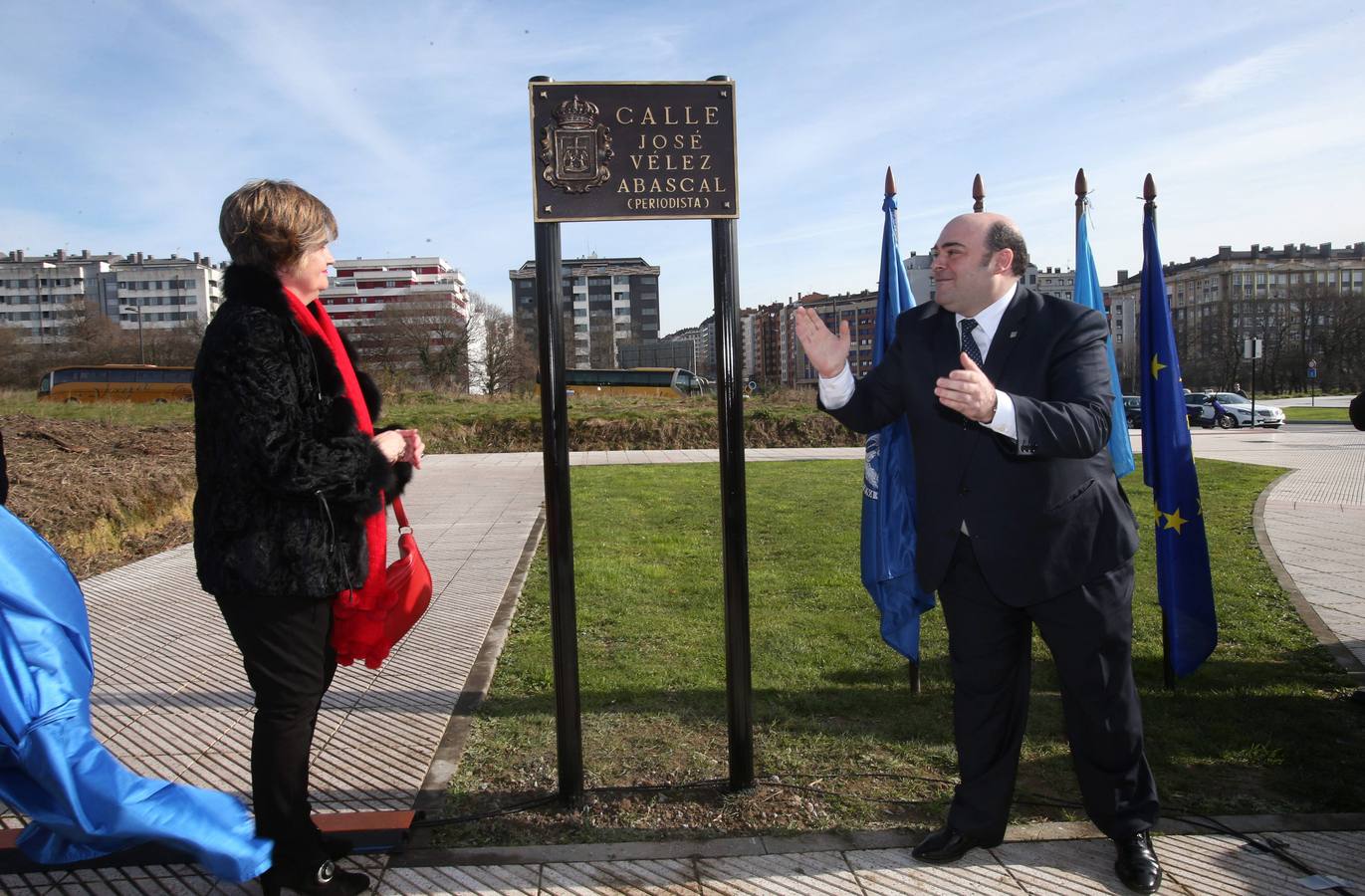 En el acto estuvieron el alcalde de Oviedo, Agustín Iglesias Caunedo; la viuda del periodista, Aurora Álvarez; y sus tres hijas, María José, Eva y Elena.