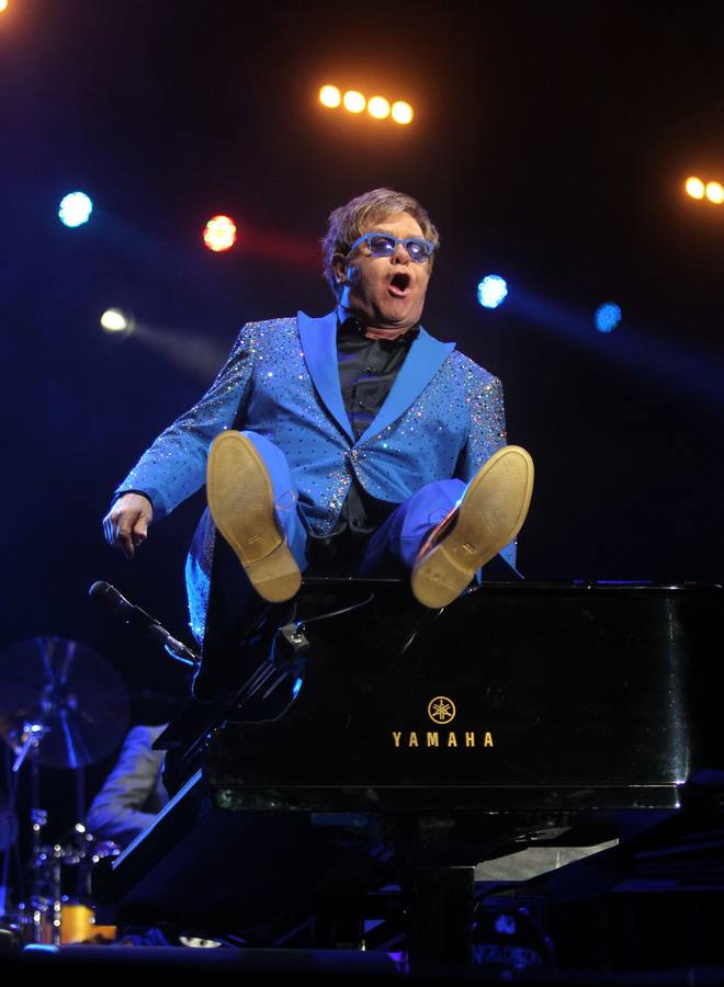 Sobre su inseparable piano.