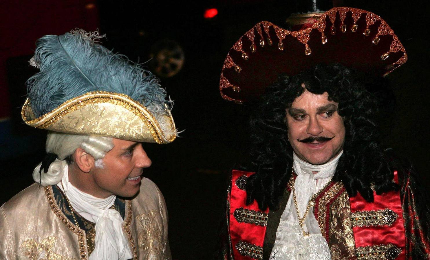 Junto a su pareja, disfrazados de época.