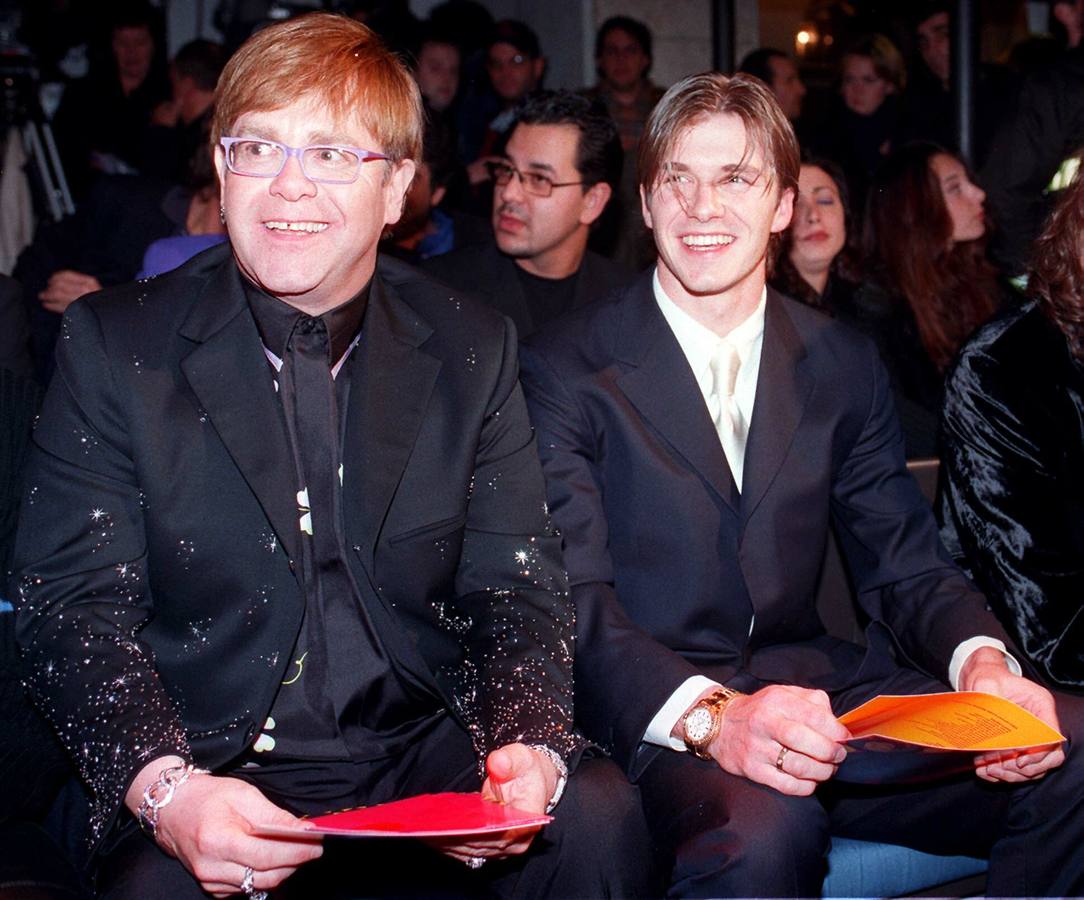 Junto a David Beckham en un desfile de Versace en 1998.