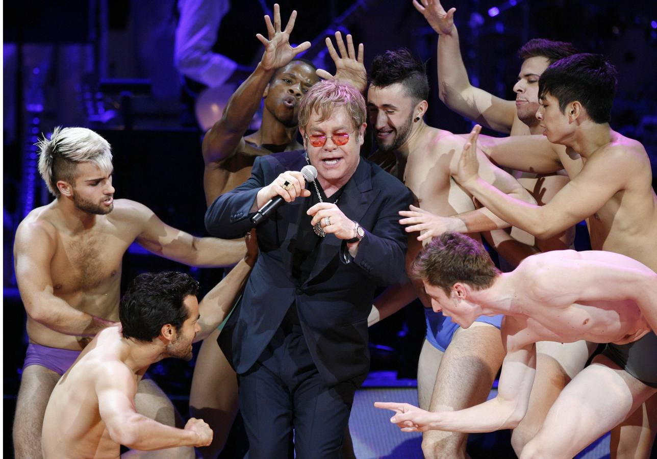 Rodeado de bailarines.