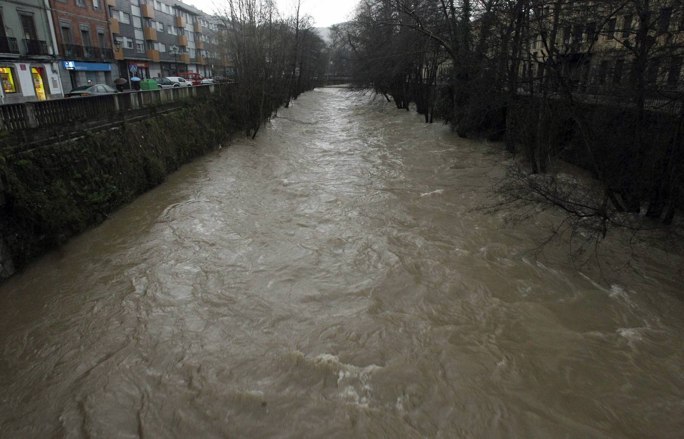 Sábado de granizo y viento en Oviedo
