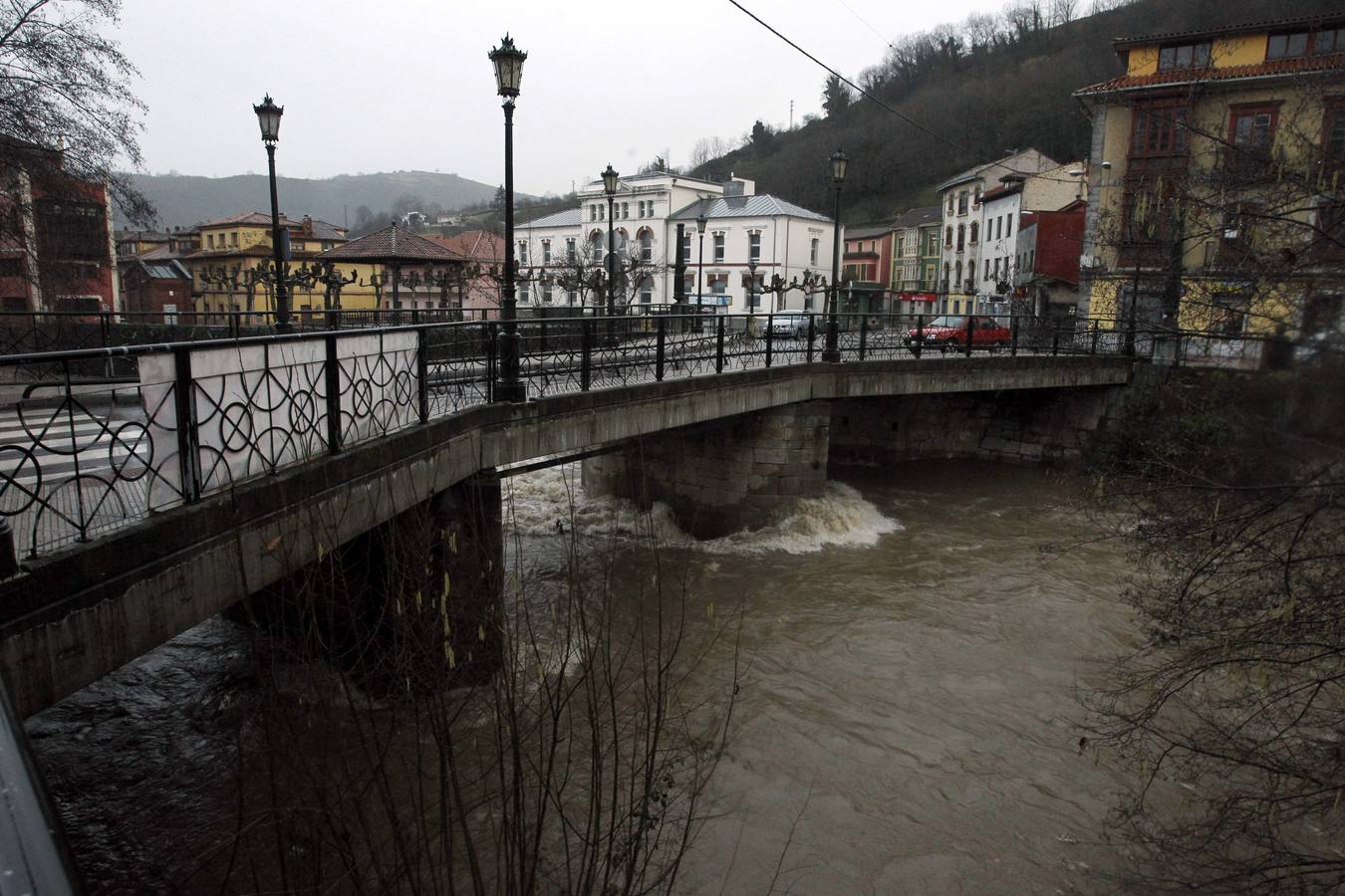 Sábado de granizo y viento en Oviedo