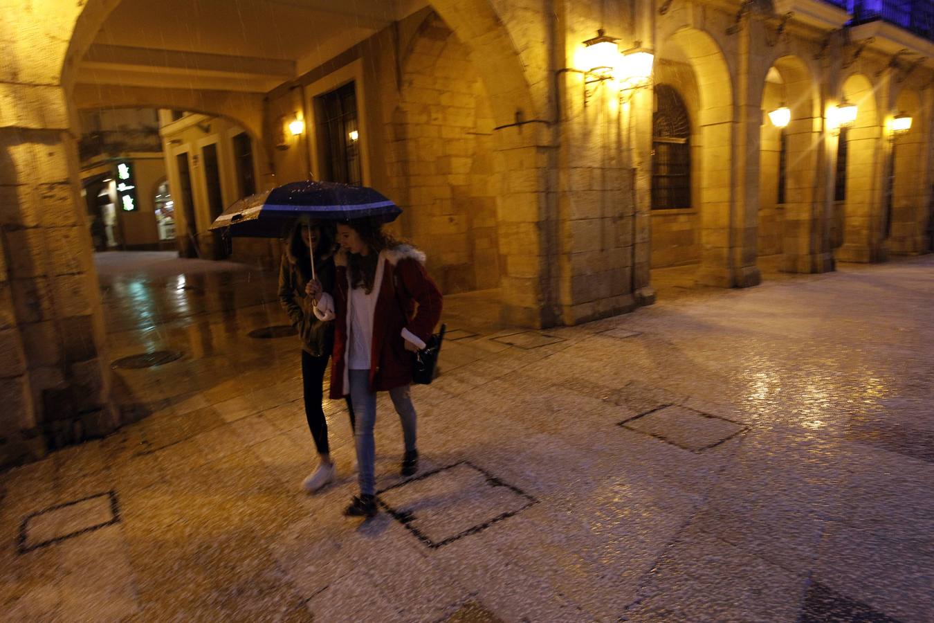 Sábado de granizo y viento en Oviedo