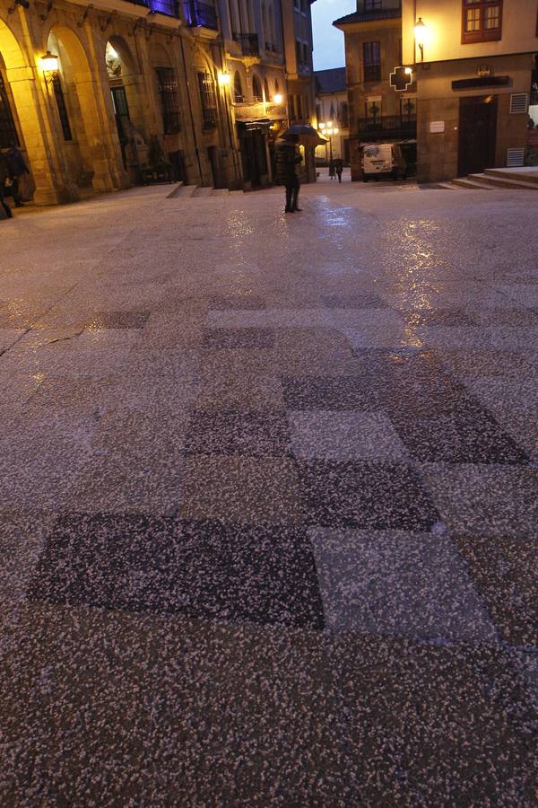 Sábado de granizo y viento en Oviedo