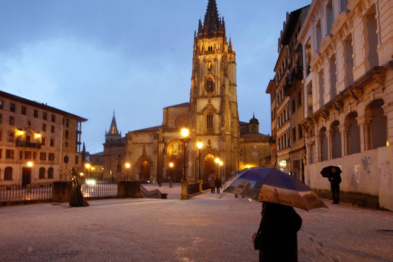 Sábado de granizo y viento en Oviedo
