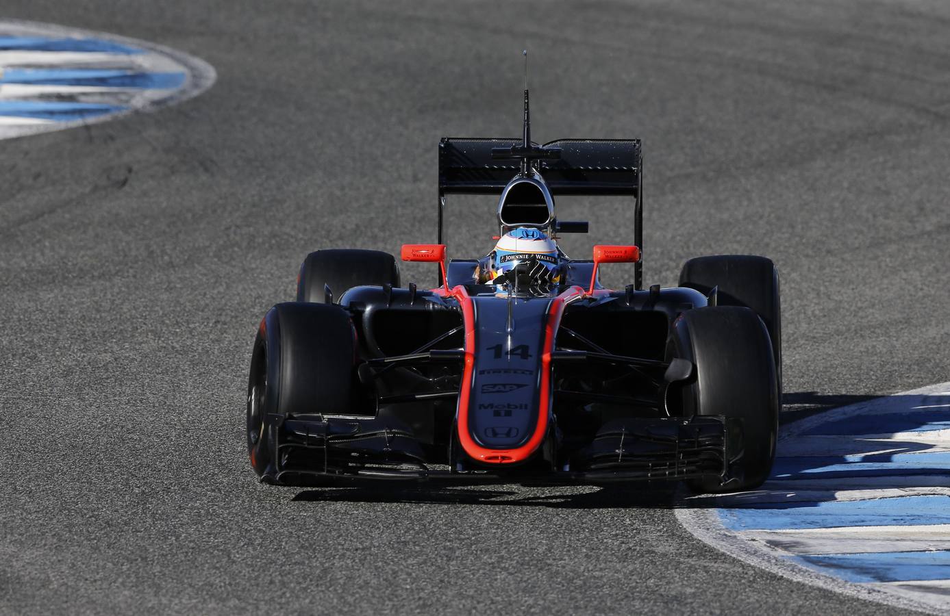 Alonso estrena su McLaren-Honda MP4-30