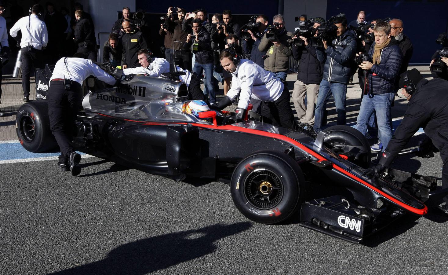 Alonso estrena su McLaren-Honda MP4-30