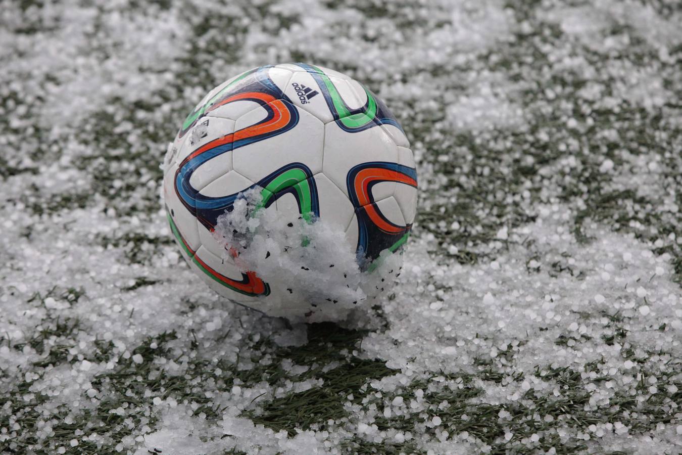 El Real Avilés entrenó sobre y bajo un manto blanco, más de granizo que de nieve