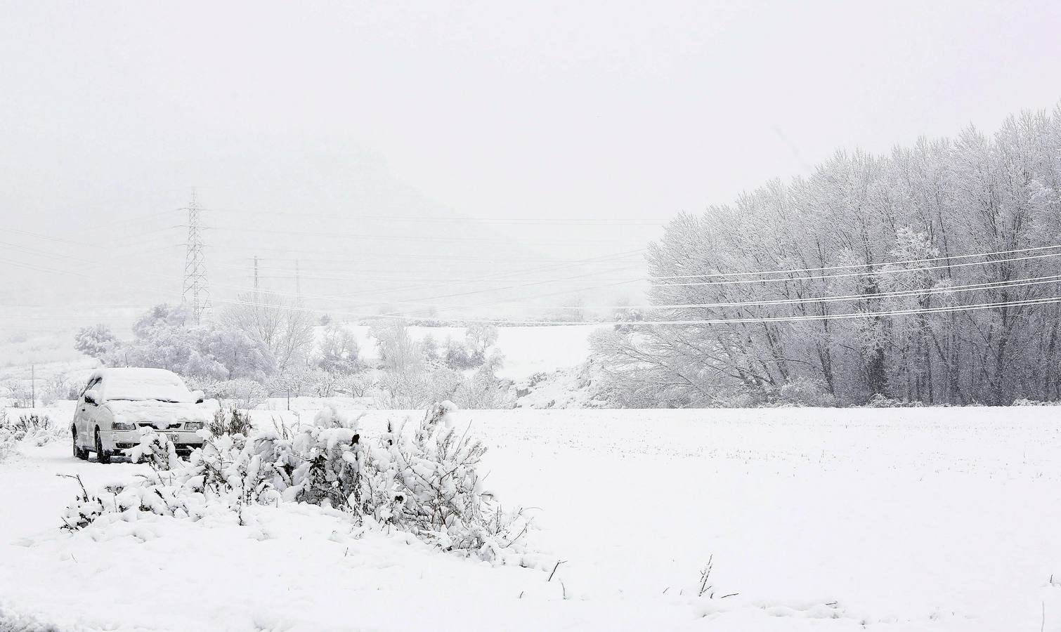 Nieve en la provincia de Barcelona. SANTA MARGARIDA DE MONTBUI, BARCELONA. Carretera C-37 que atraviesa la localidad de Santa Margarida de Montbui, en Barcelona. Siete carreteras de la red viaria catalana están cortadas en estos momentos por culpa de la nieve, mientras que en otras nueve es obligatorio el uso de cadenas, informa el Servicio Meteorológico de Cataluña (SMC).