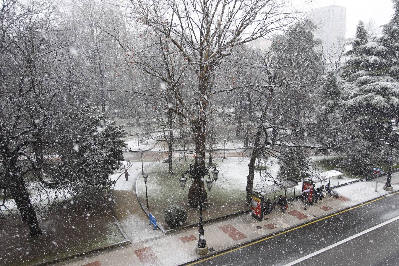La nieve cubre en Oviedo