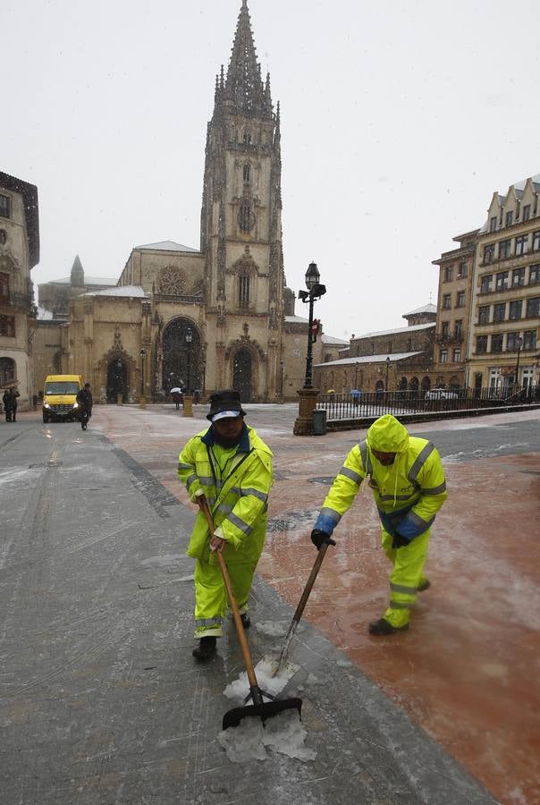 La nieve cubre en Oviedo