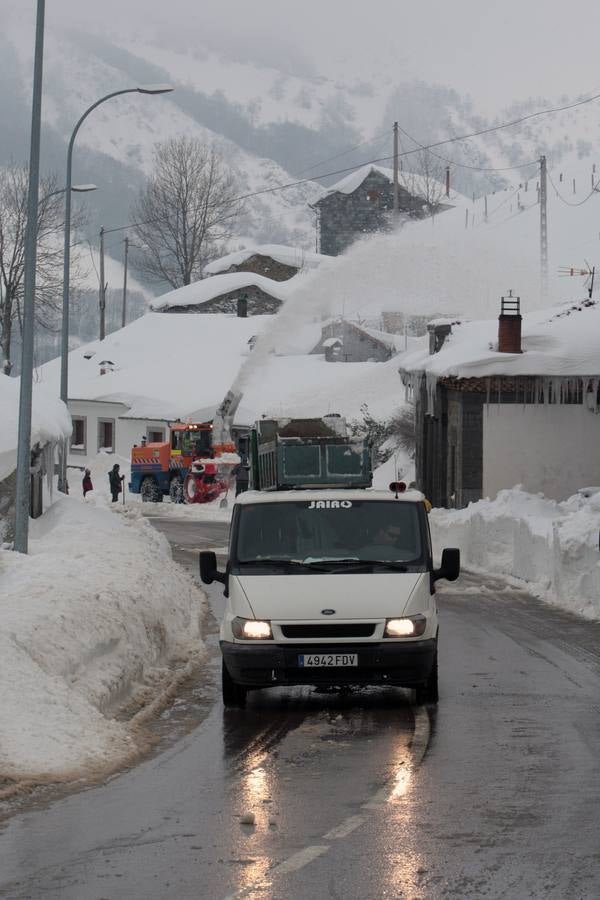 Las espectaculares imágenes que deja el trabajo para limpiar Pajares