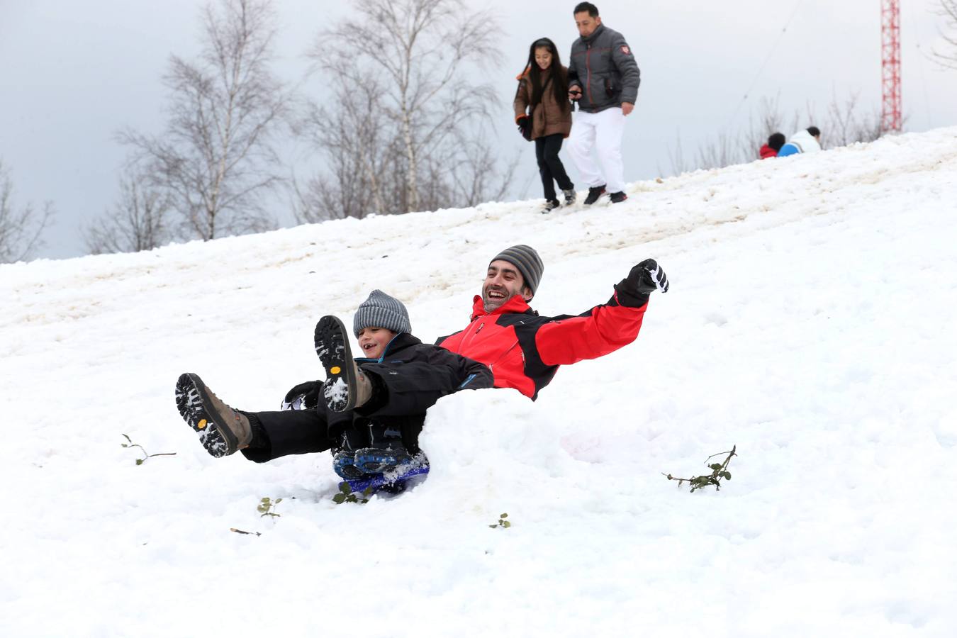 Los ovetenses disfrutan en el Naranco de la nieve