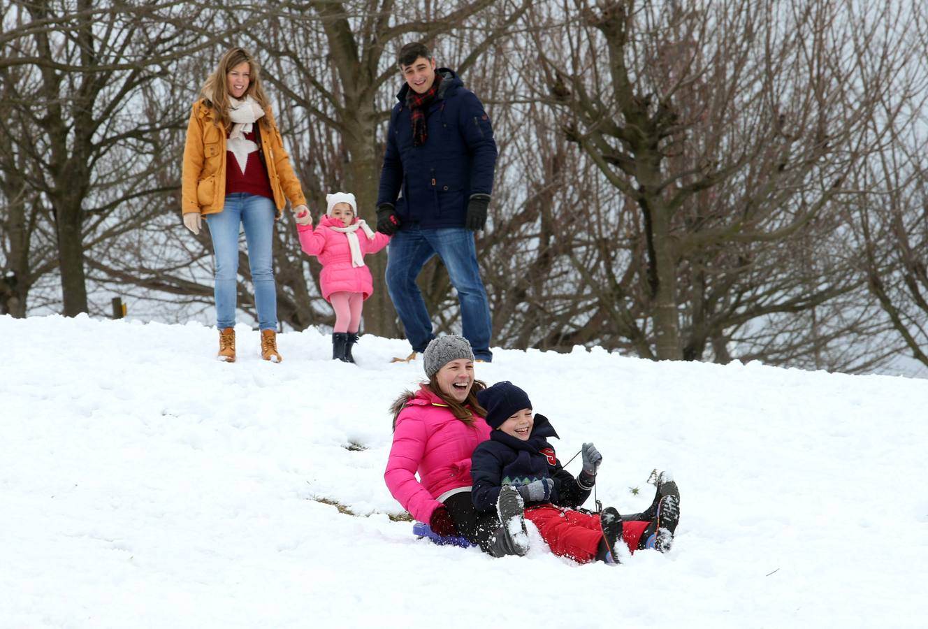 Los ovetenses disfrutan en el Naranco de la nieve