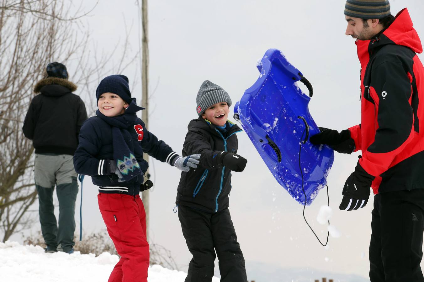 Los ovetenses disfrutan en el Naranco de la nieve