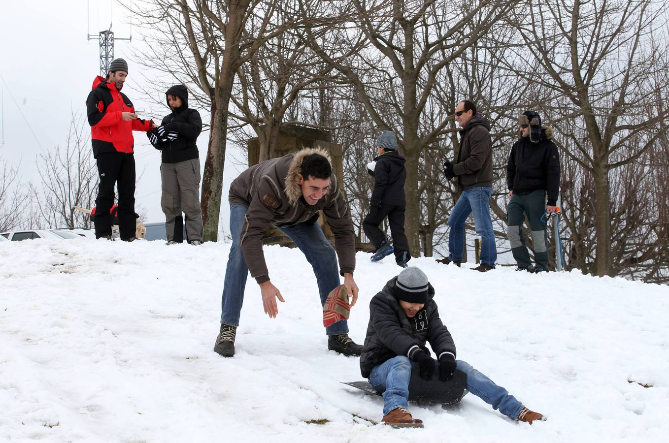 Los ovetenses disfrutan en el Naranco de la nieve